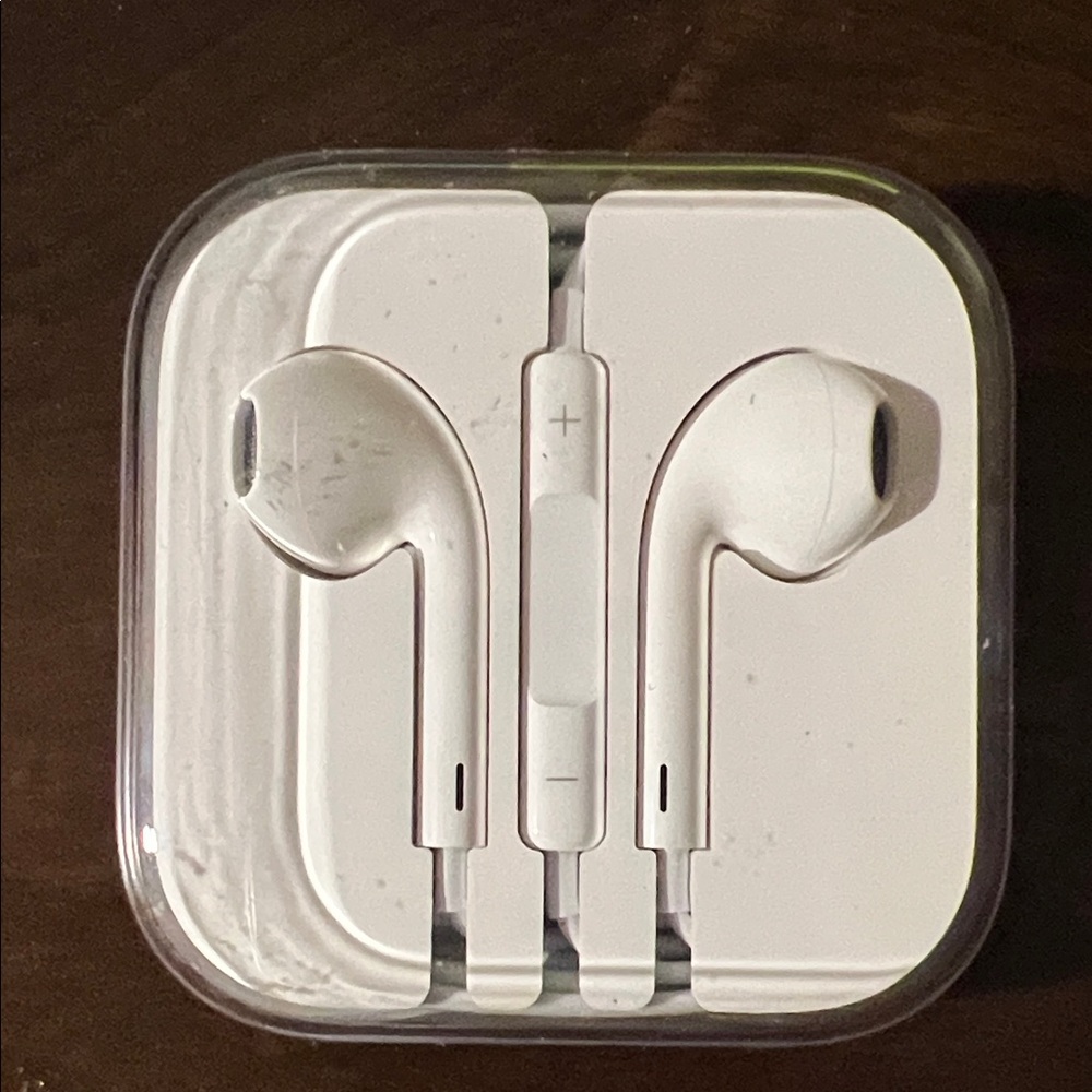 New Apple White Earbuds in case